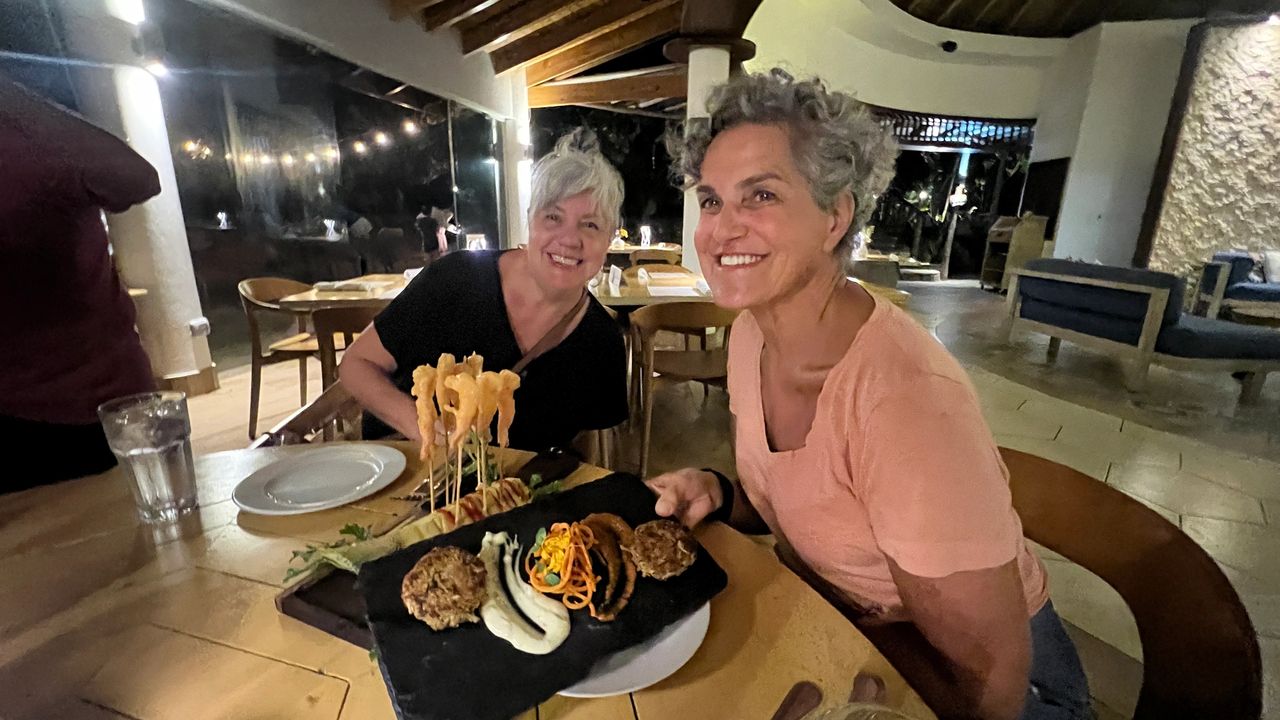 Cindi & Yoli @Sea Horse