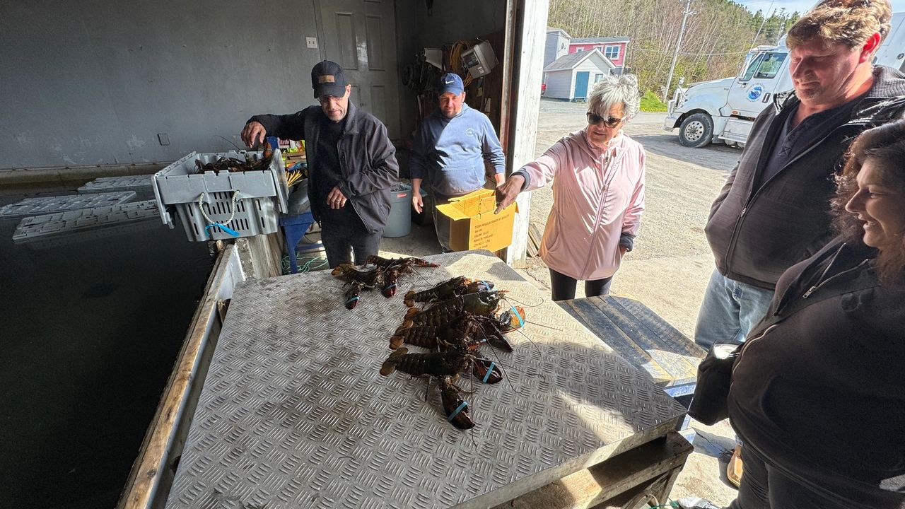 Yoli picking out her Birthday Lobstah